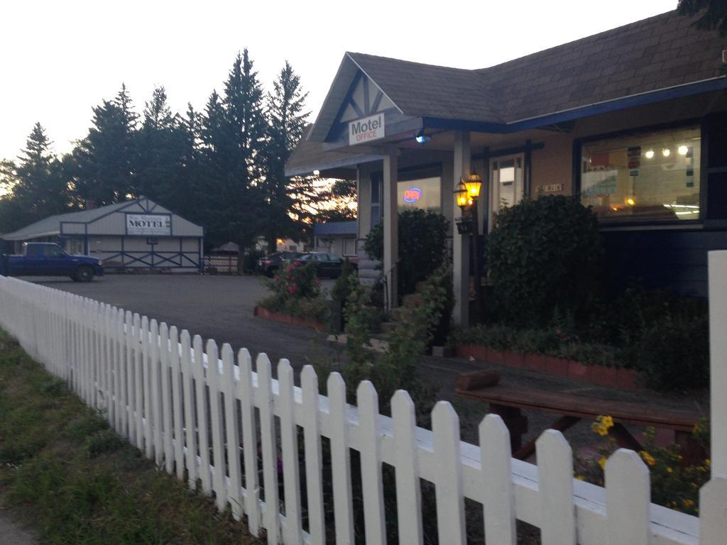 Blue Mountain Motel Pincher Creek Exterior foto